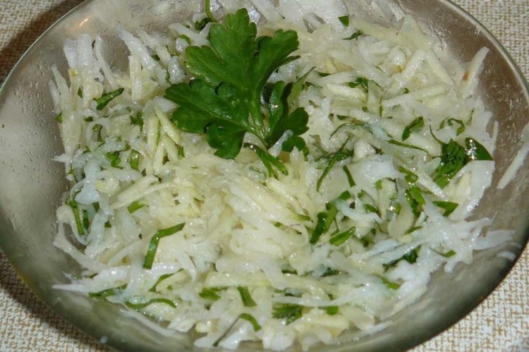 Тертый дайкон с зеленью на зиму
