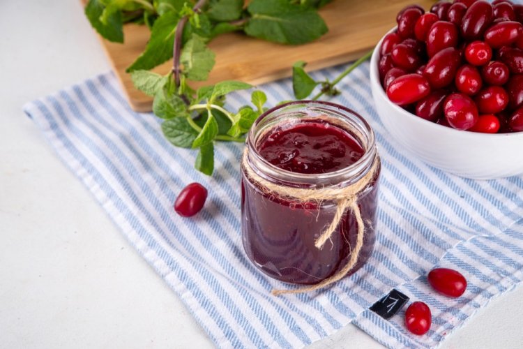 Сырое варенье из кизила