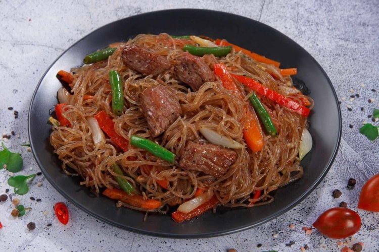 Рисовая лапша с мясом и соевым соусом