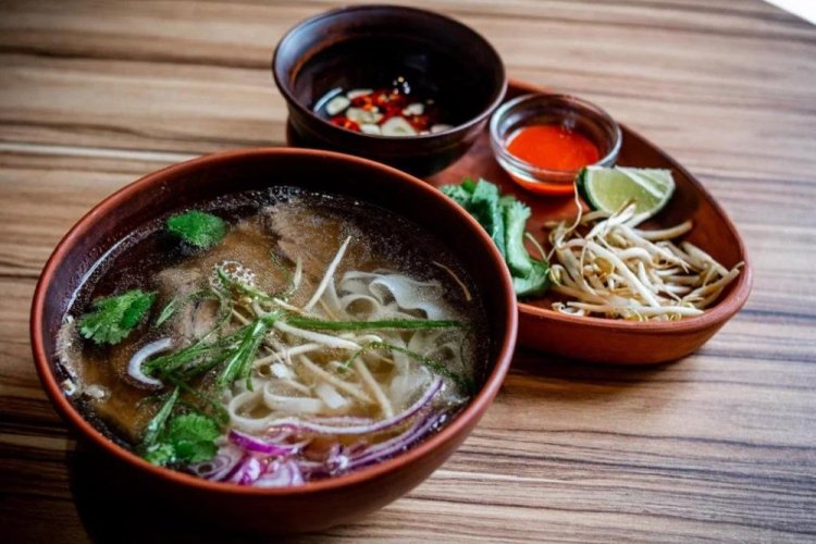 Суп с говядиной и рисовой лапшой