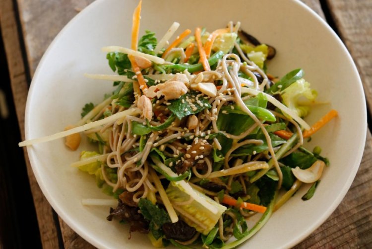 Тайский салат с рисовой лапшой и арахисом