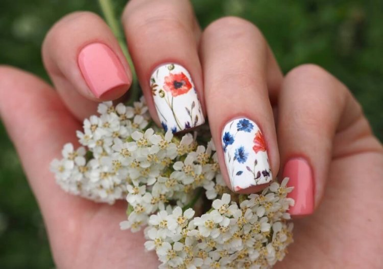 Цветочные акценты на ногтях