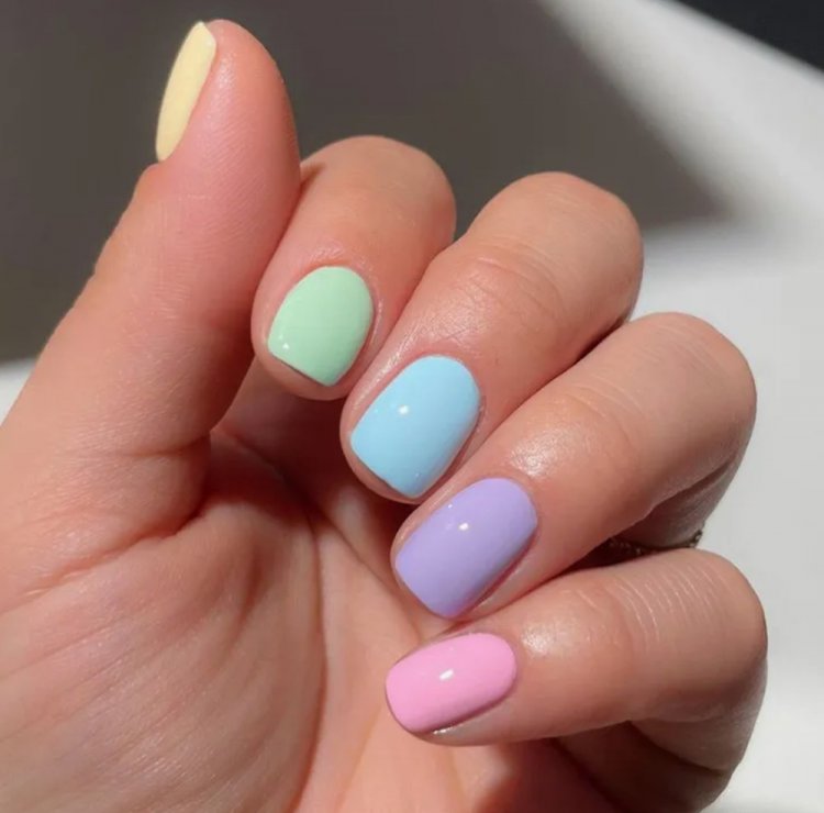 Маникюр с разноцветными ногтями