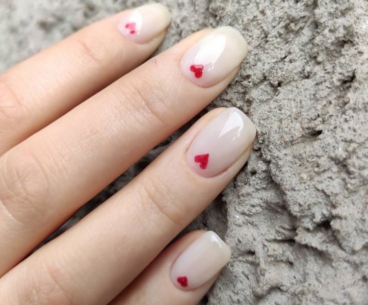 Маникюр с сердечками