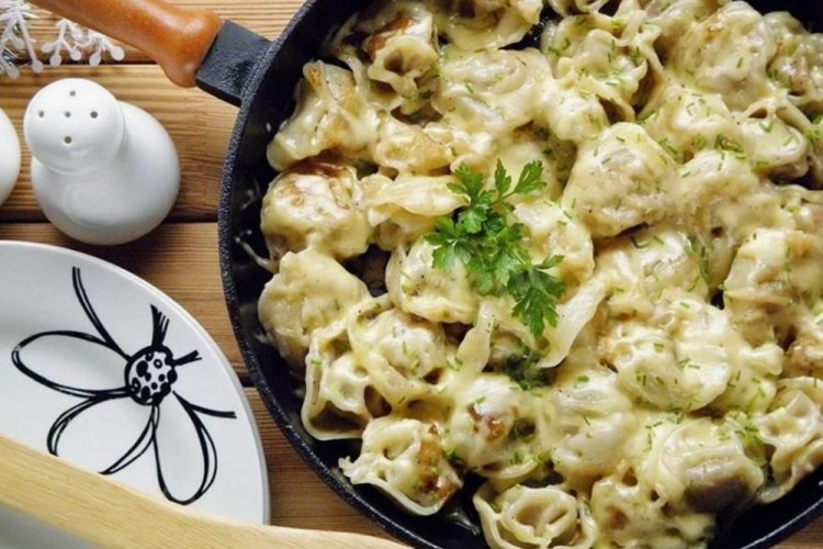 Жареные пельмени с сыром и сливочным соусом