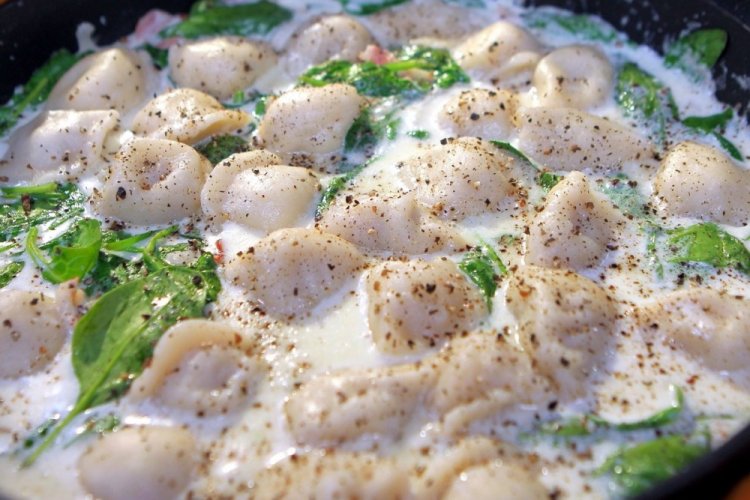 Жареные пельмени со шпинатом в сливочном соусе