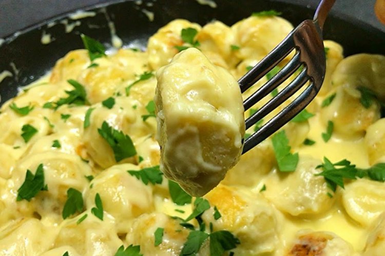 Жареные пельмени с беконом и сливочным соусом