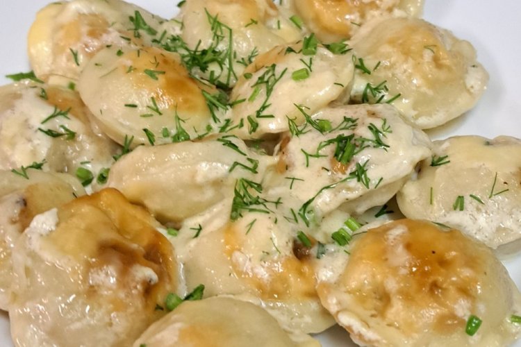 Жареные пельмени с зеленью в сливочном соусе