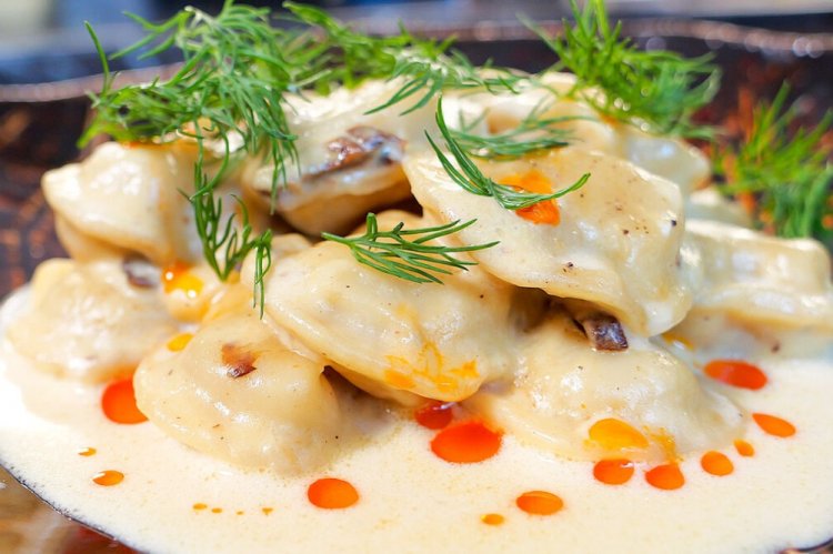 Жареные пельмени с грибами и сливочным соусом