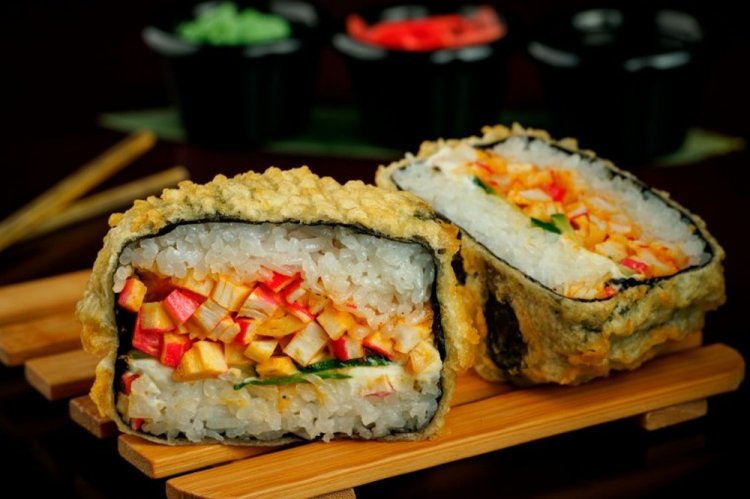 Суши-бургер с крабовыми палочками и креветками