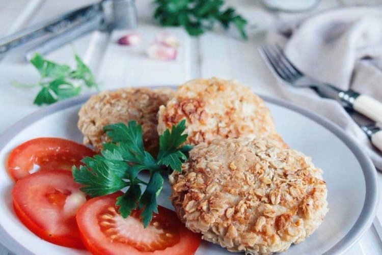 ПП-котлеты с овсяными хлопьями на противне в духовке