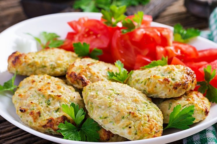 Котлеты из индейки с кабачком на противне в духовке