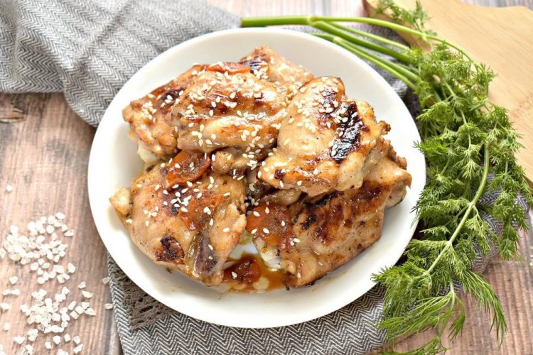 Куриные бедра в соевом соусе на сковороде