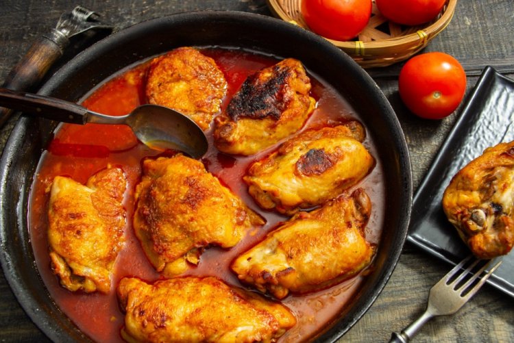 Куриные бедра в томатном соусе на сковороде