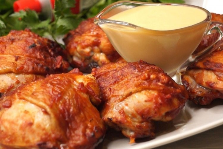 Куриные бедра в медово-горчичном соусе на сковороде