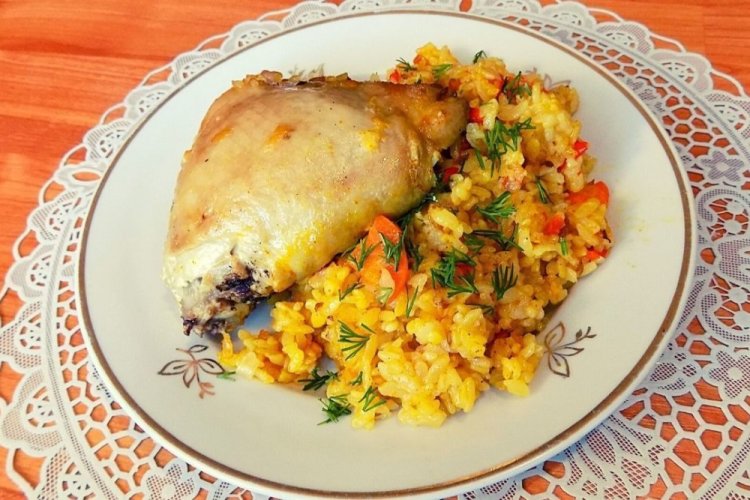 Куриные бедра с рисом на сковороде