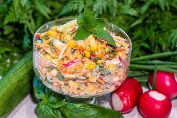 Салат с редиской, яйцом, морковью и кукурузой