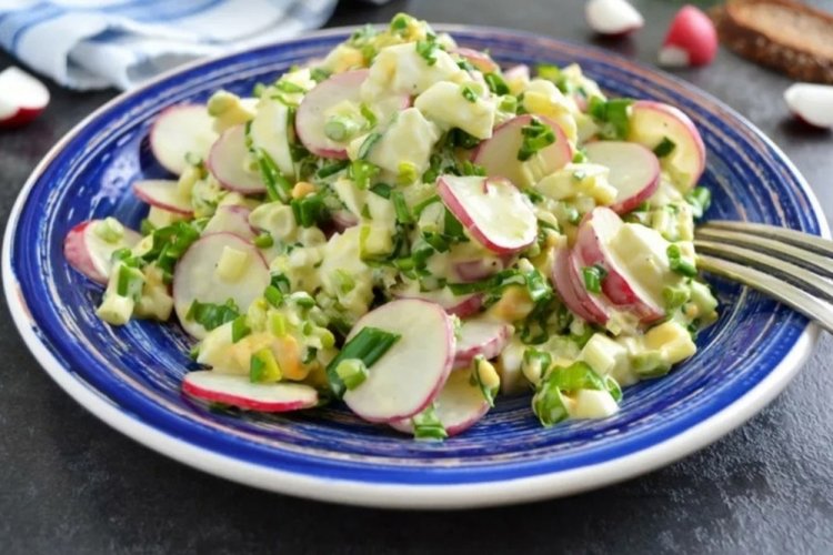 Салат с редиской, яйцом, картошкой и сосисками