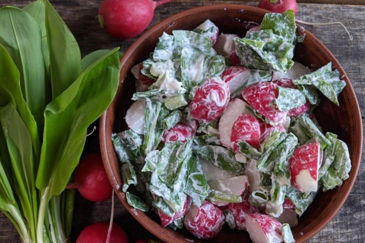 Салат с редиской, черемшой и яйцом