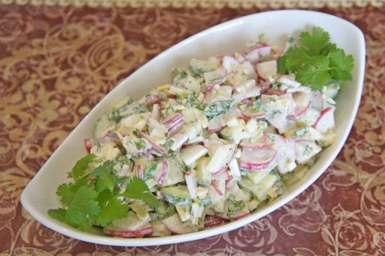 Салат с редиской, яйцами и сыром