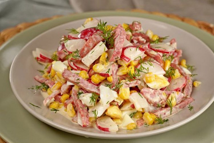 Салат с редиской, яйцом и копченой колбасой