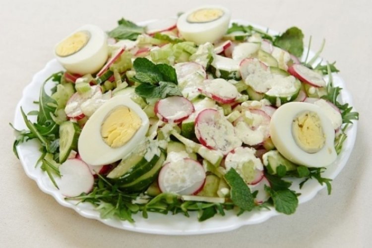 Салат с редиской, яйцом и салатными листьями