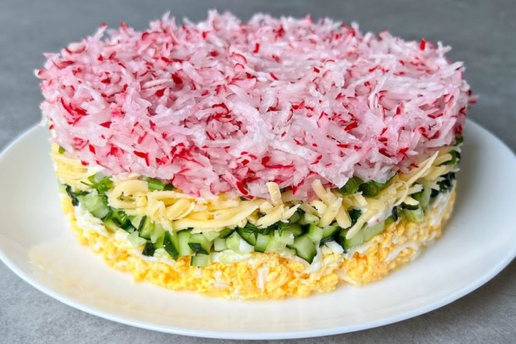 Слоеный салат с редиской и яйцом