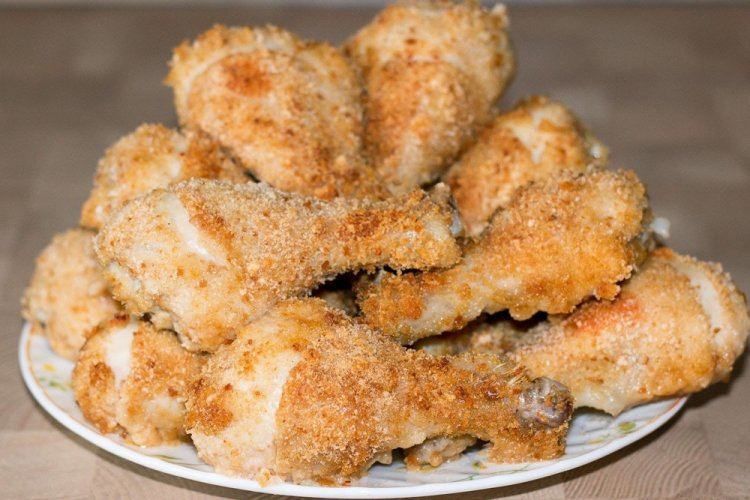 Куриные ножки в пряной панировке на сковороде