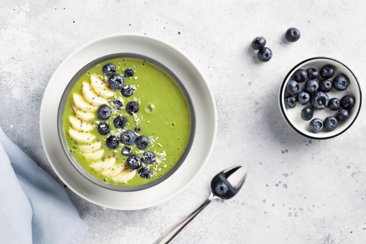 Смузи-боул с яблоками, шпинатом и семенами чиа