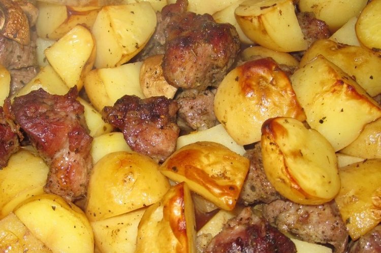 Мясо с картошкой в соевом соусе на противне