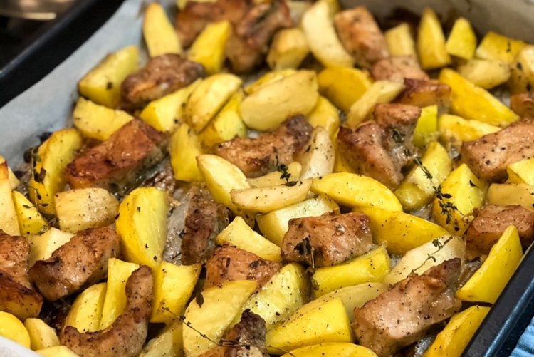 Мясо с картошкой и горчицей на противне в духовке