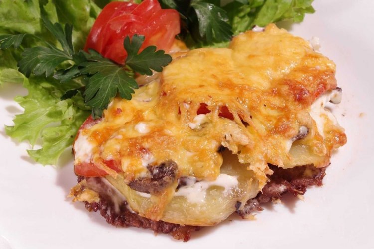 Картошкой с грибами и мясом на противне в духовке