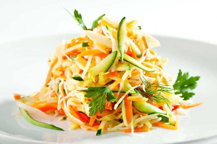 Салат с капустой, огурцом и дайконом
