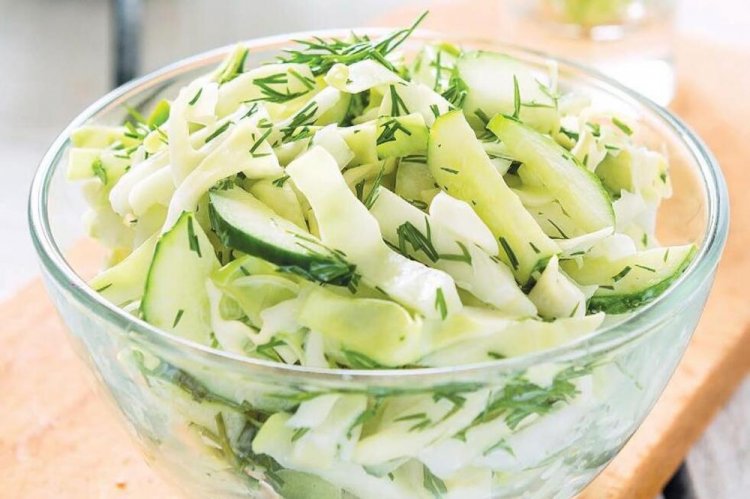 Салат с капустой, огурцом и яблоками