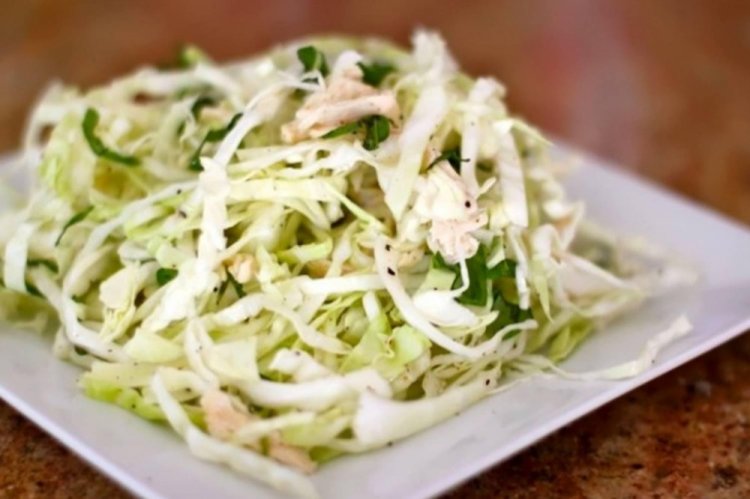 Салат с капустой, огурцом, куриным филе и сыром