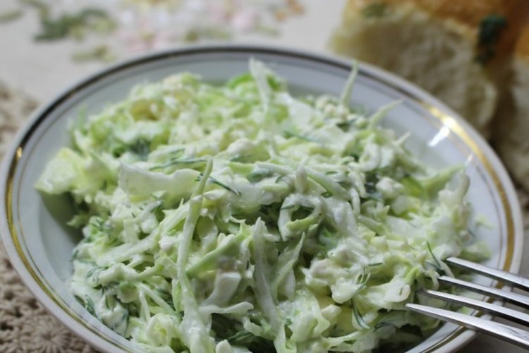 Салат с капустой, огурцами и творогом