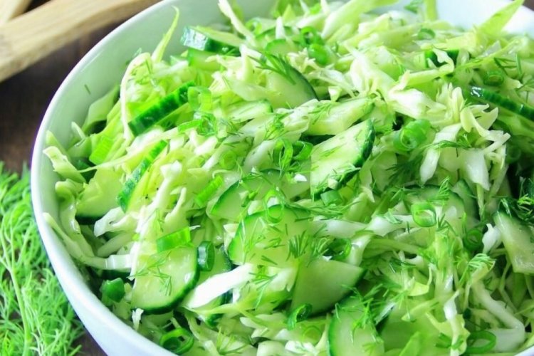Салат с капустой, огурцами и сельдереем