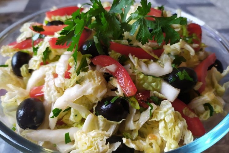 Салат с капустой, огурцом, брынзой и маслинами