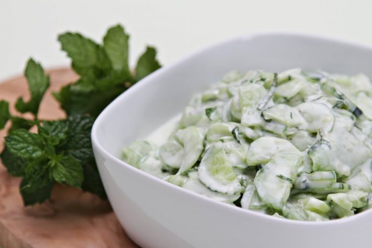 Салат с капустой, огурцом и мятой