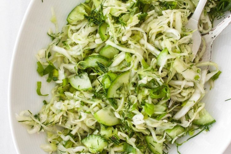 Салат с капустой, огурцом и авокадо