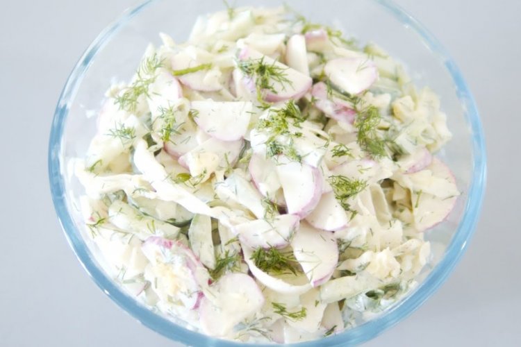 Салат с капустой, огурцами и редиской