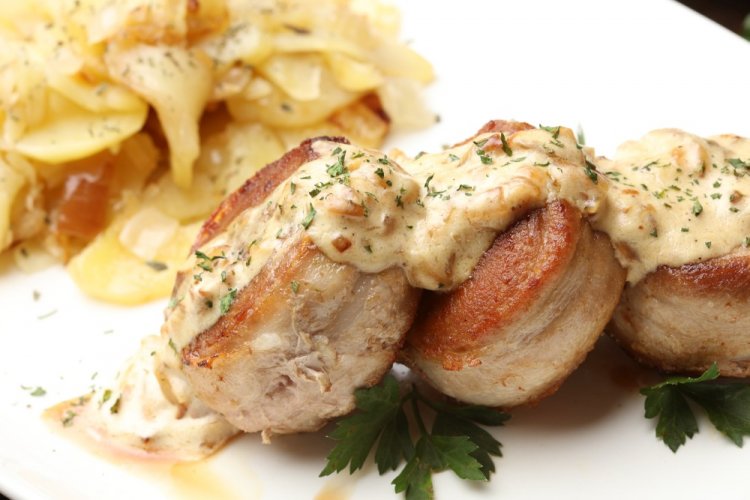 Медальоны из говядины в сливочном соусе