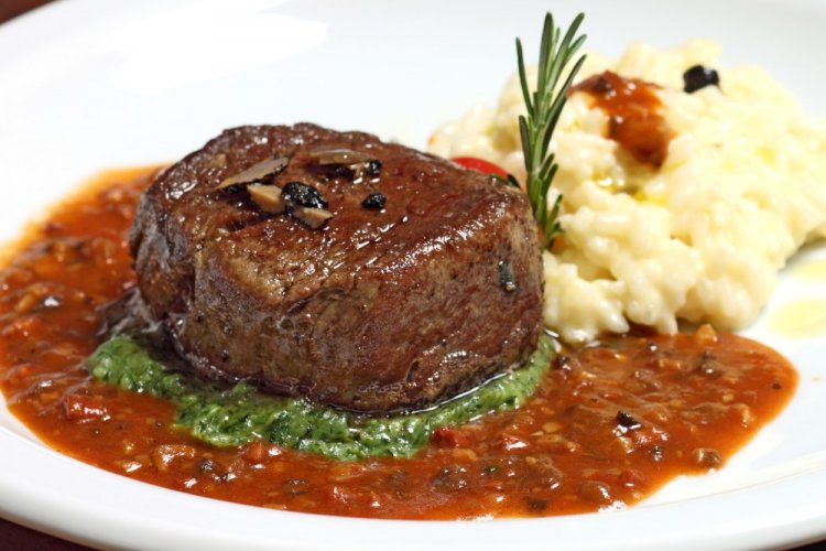 Медальоны из говядины с медом и имбирем