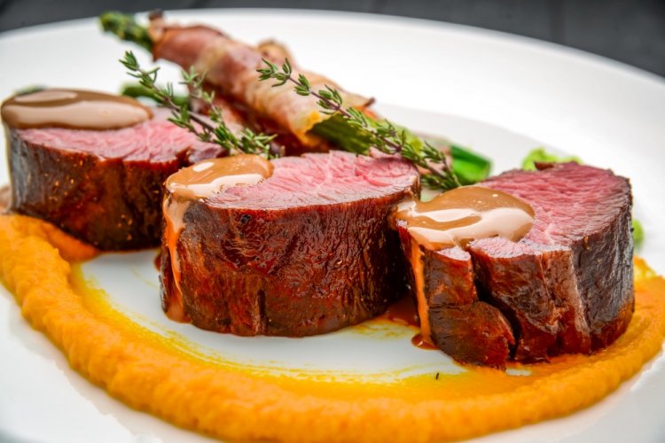 Медальоны из телятины с белым вином