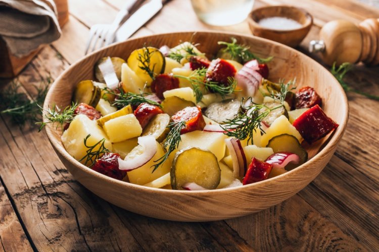 Баварский салат с охотничьими колбасками