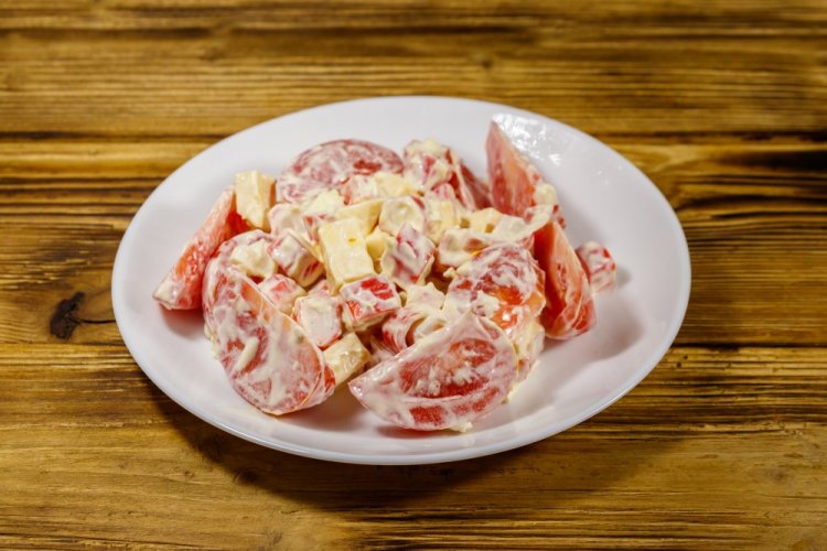 Баварский салат с сосисками и помидорами