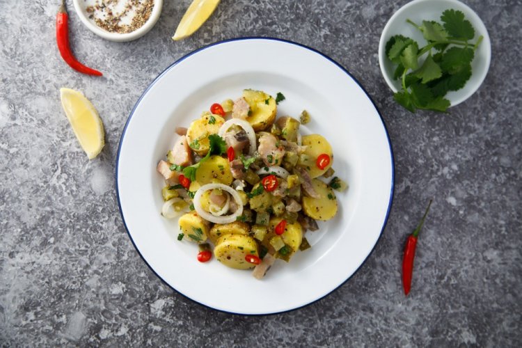 Баварский салат с колбасой