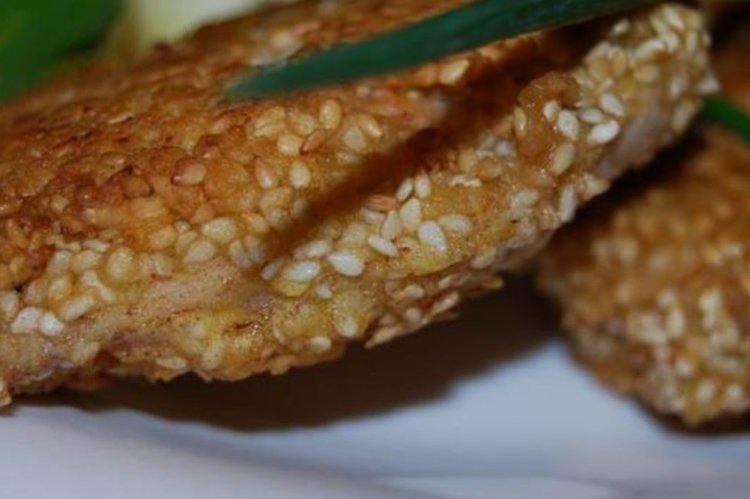 Медальоны из индейки в кунжуте