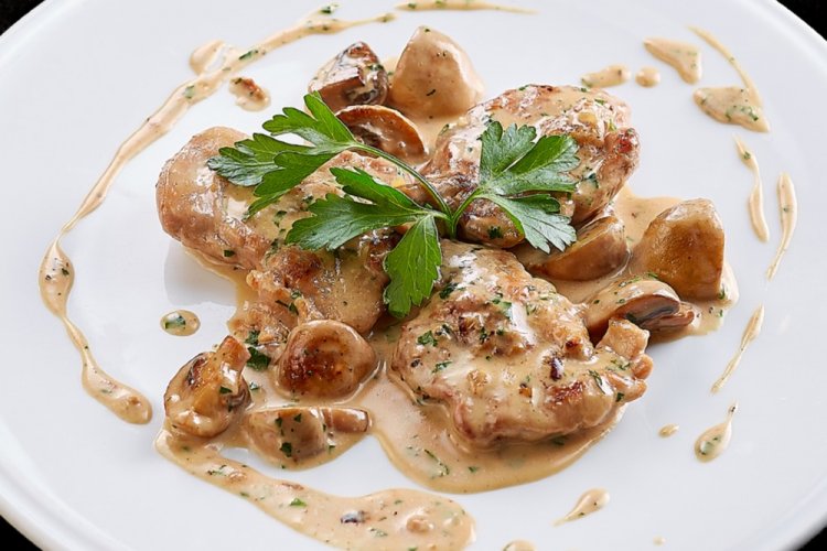 Медальоны из индейки с грибным соусом в белом вине