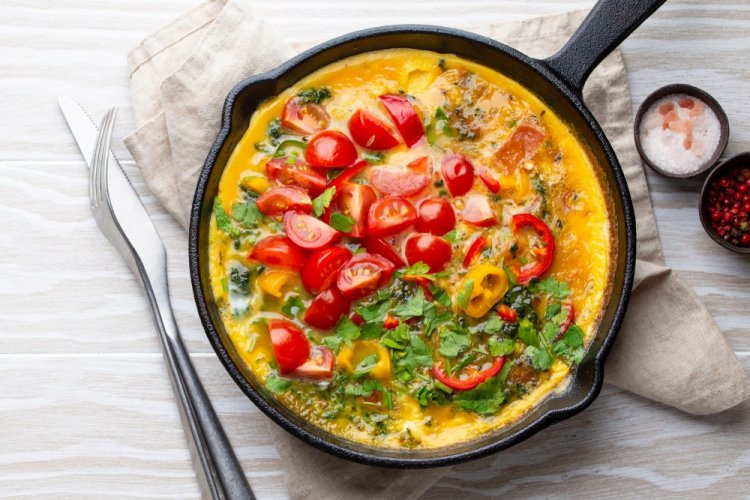 Омлет с овощами, сыром и зеленью